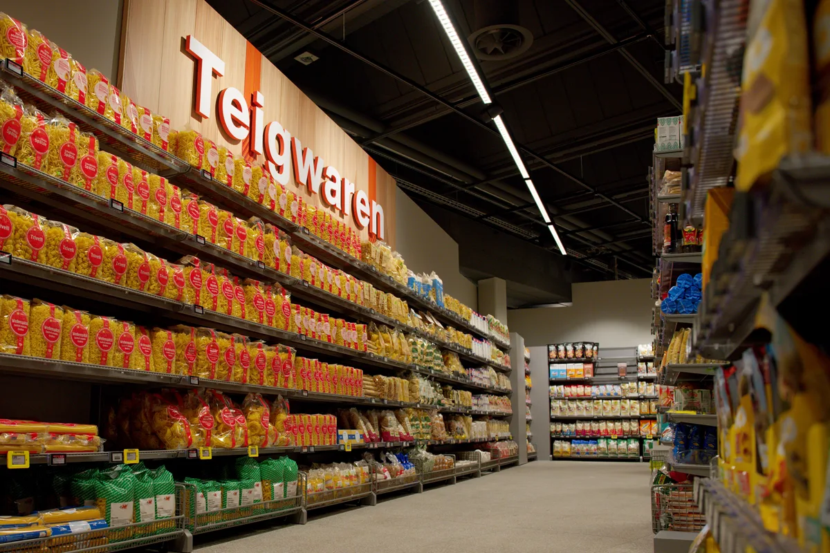 Regale in der Migros-Filiale in Egg sind zu sehen.